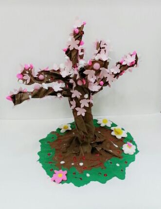 벚꽃이 떨어지는 나무