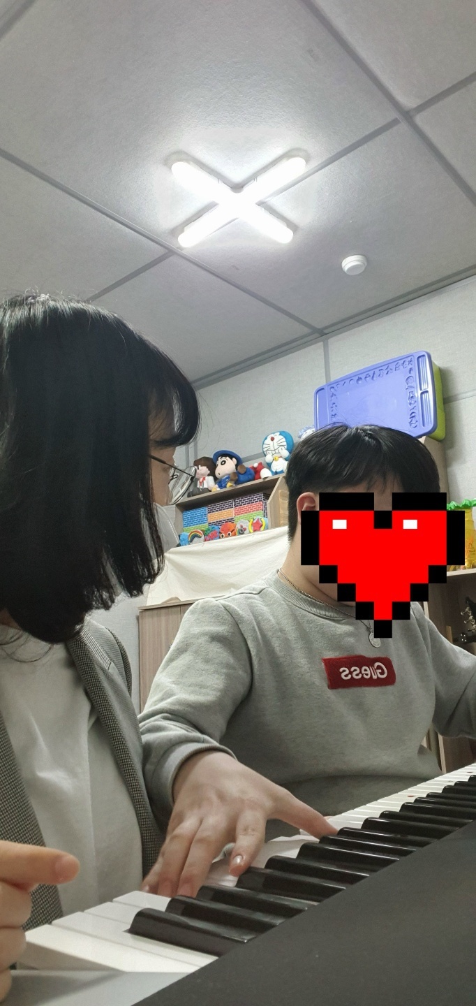 음악 ~ 발화 촉진을 위해 내담자가 선호하는 키보드 연주